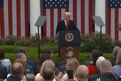 President-Trump-noticing-press